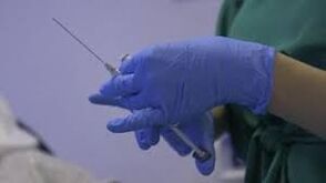 spuit in handen van een dokter