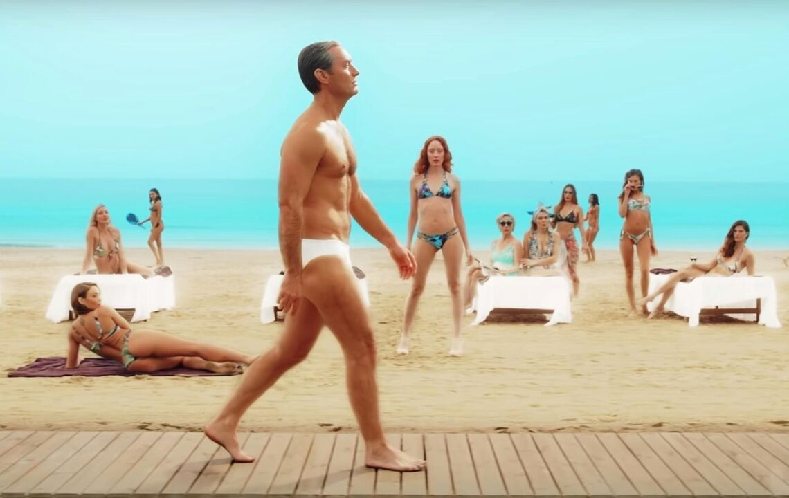 Meisjes op het strand staarden naar een man die zijn penis vergrootte